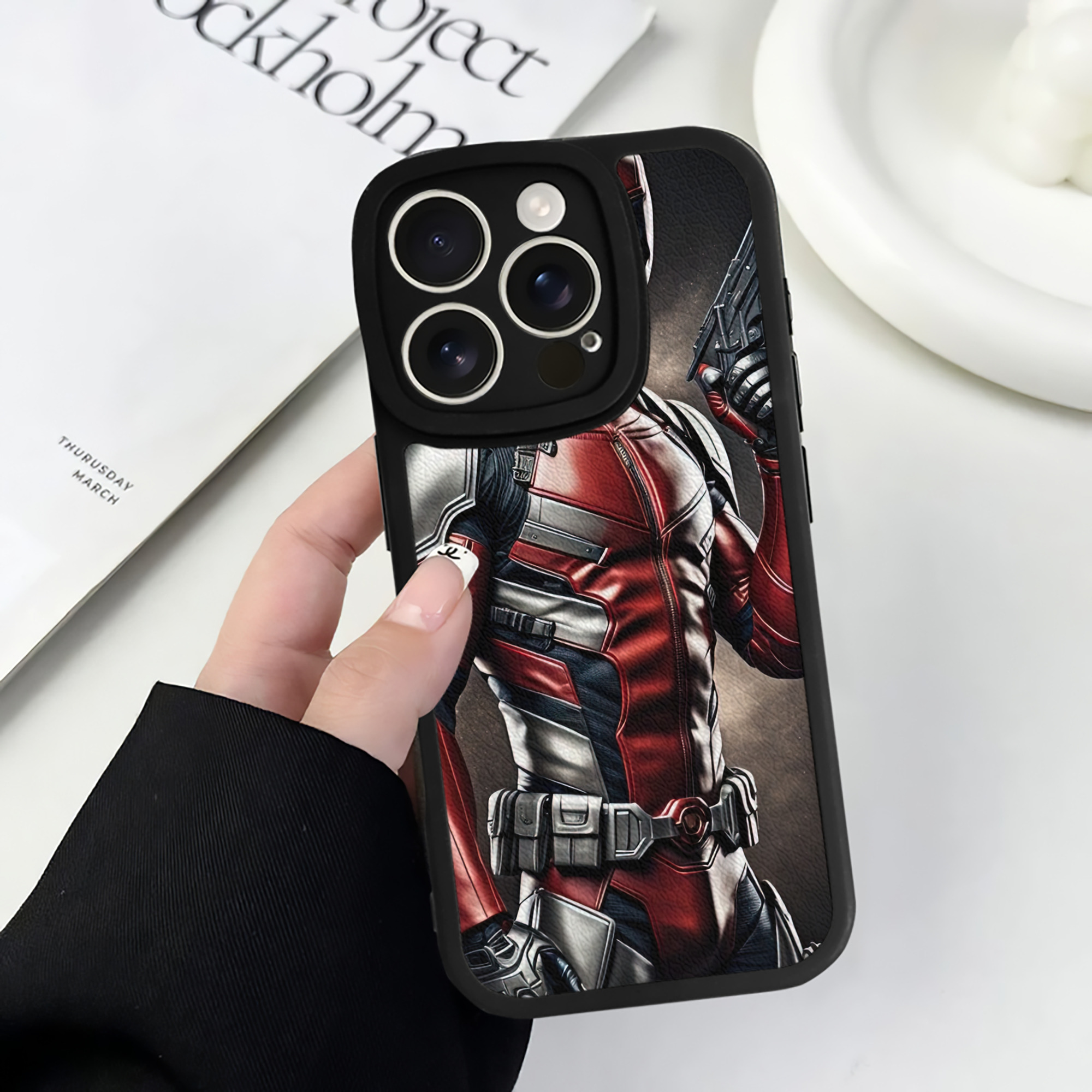（画像用） Deadpool デッドプール 【iPhone 16シリーズ対応】シリコンスマホケース（レザー調） 材質：シリコン